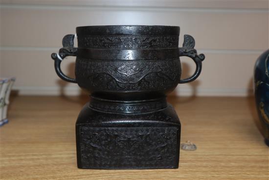 A Chinese archaistic bronze censer, 17th/18th century height 16cm